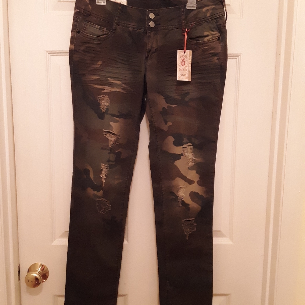 🆕️ Decree Boy's Ripped Pants - Picture 2 of 5
